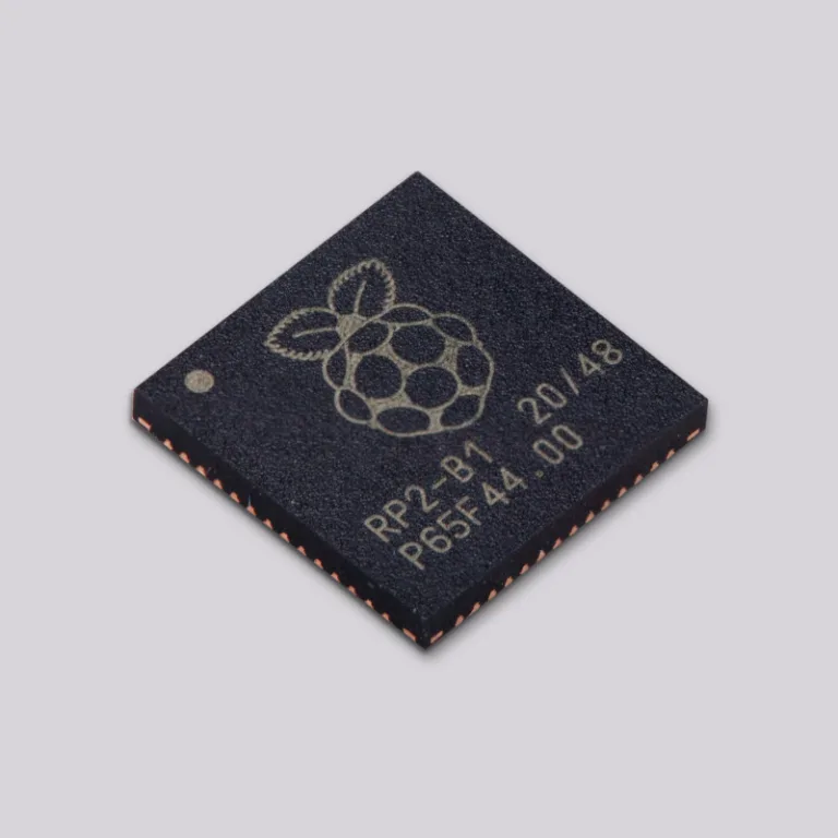 Samostatný mikrokontrolér RP2040 s logem Raspberry Pi na černém pouzdře