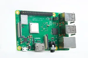 Zelená deska Raspberry Pi 3B+ s konektory USB, HDMI a GPIO