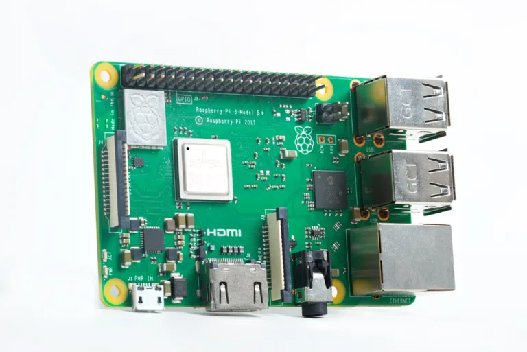 Zelená deska Raspberry Pi 3B+ s konektory USB, HDMI a GPIO