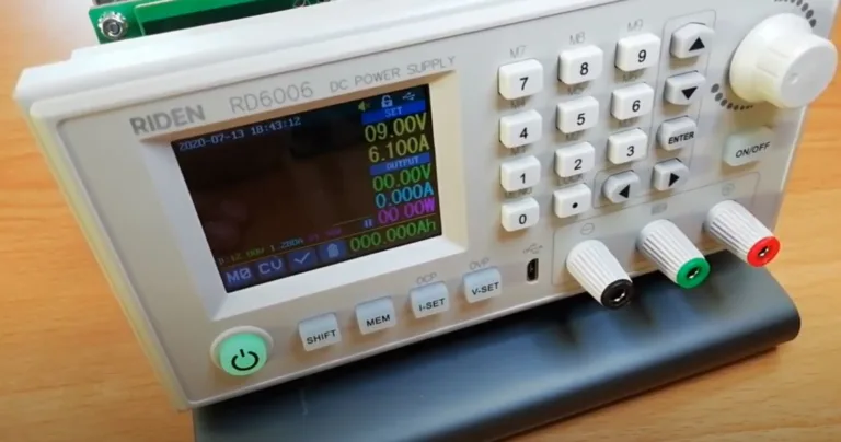 Regulovatelný laboratorní zdroj Riden RD6006 s displejem a ovládacími prvky