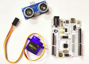Řduino deska vedle ultrazvukového senzoru a připojeného mikroserva