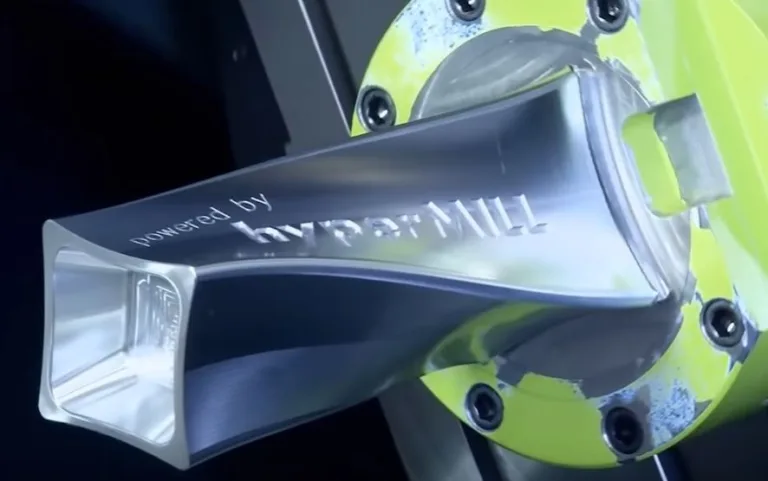 Detail frézovacího nástroje CNC stroje při obrábění