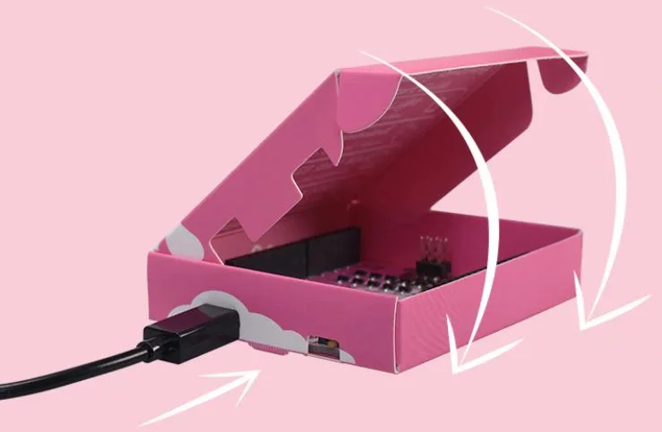 Deska RGBduino Uno v růžové krabičce s připojeným USB kabelem