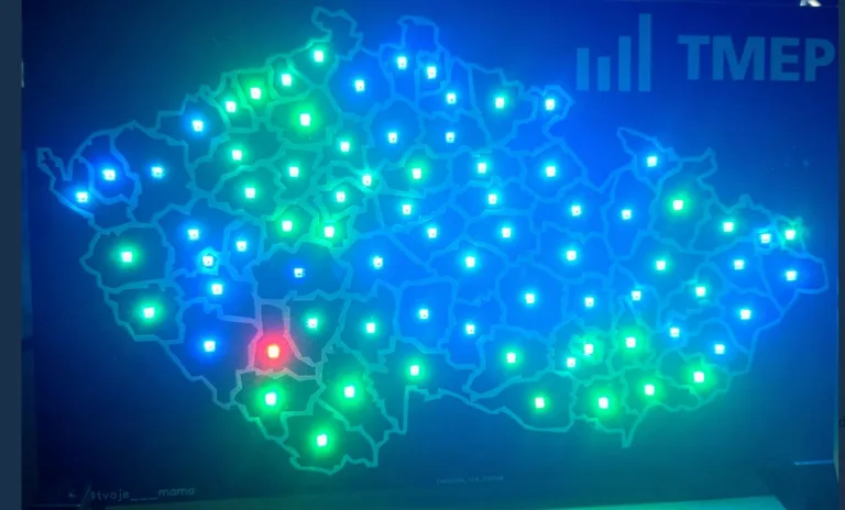 Mapa Česka zobrazená pomocí svítících adresovatelných RGB LED