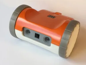 Jednoduchý 3D tištěný robot s oranžovým tělem a dvěma koly