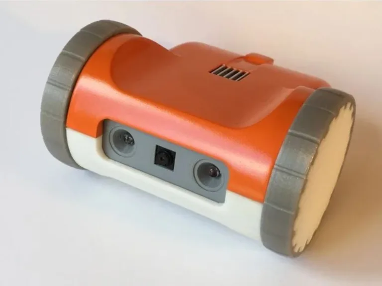 Jednoduchý 3D tištěný robot s oranžovým tělem a dvěma koly