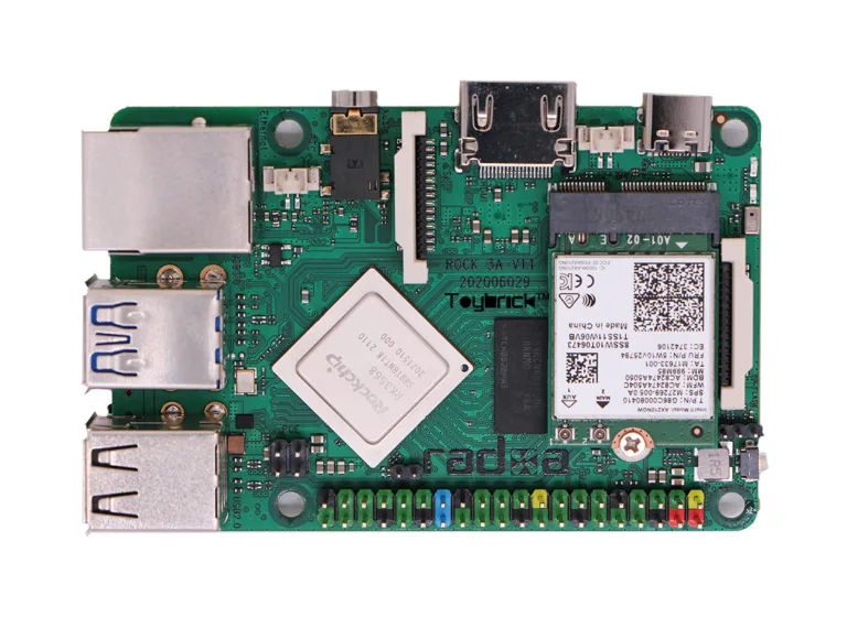Jednodeskový počítač Radxa Rock 3A s konektory, procesorem a GPIO piny