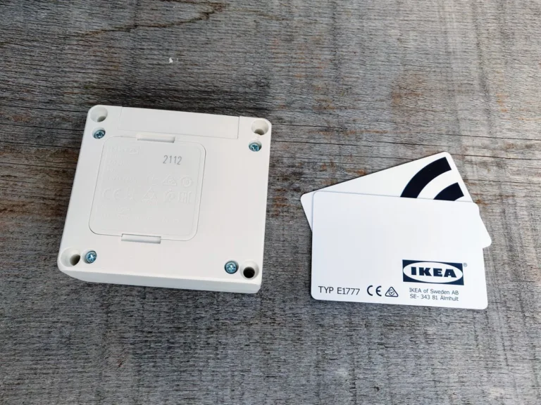 Chytrý zámek IKEA ROTHULT a dvě RFID karty na dřevěné podlaze