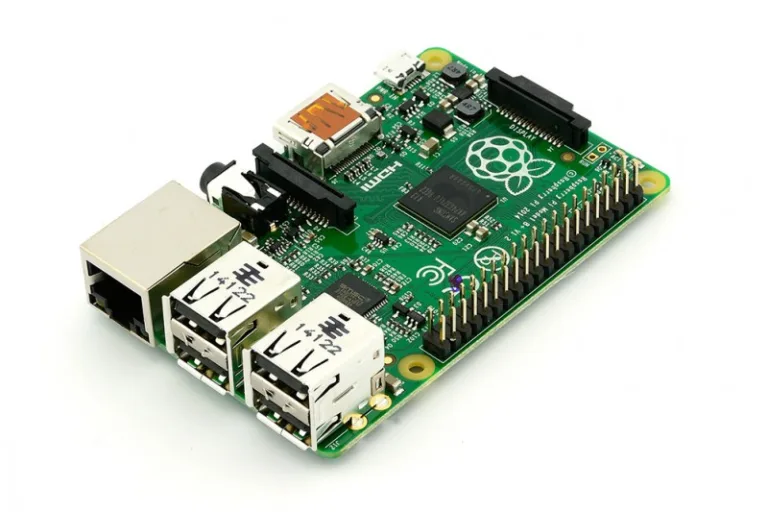 Deska Raspberry Pi s ethernetovým konektorem, USB porty a GPIO lištou