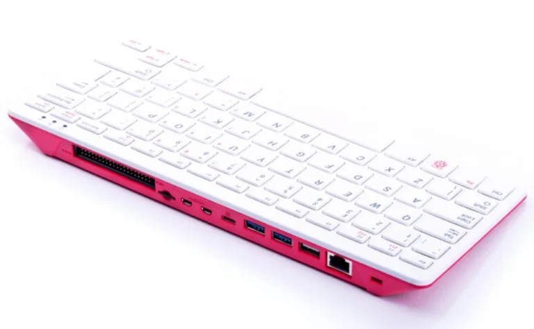 Raspberry Pi 400, bílá klávesnice s počítačovými konektory na zadní straně