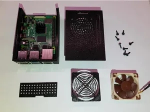 Rozložené díly 3D tištěné krabičky pro Raspberry Pi 4B s ventilátorem