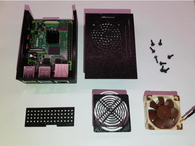 Rozložené díly 3D tištěné krabičky pro Raspberry Pi 4B s ventilátorem