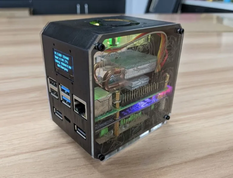 Průhledná 3D tištěná krabička s deskou Raspberry Pi 4B uvnitř