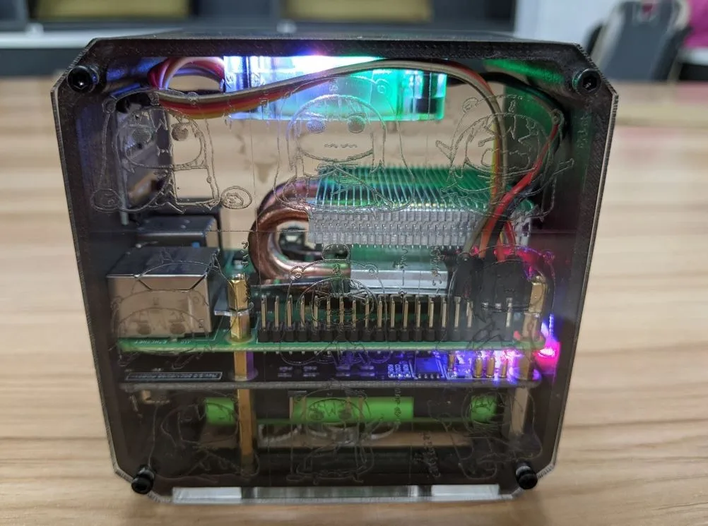 Průhledný 3D tištěný kryt s elektronikou Raspberry Pi 4B uvnitř