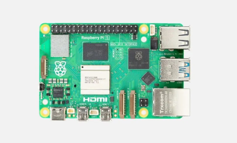 Schéma desky Raspberry Pi 5 s vyznačenými součástkami a konektory