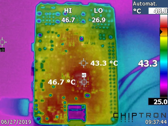 Termokamera snímá spodní stranu Raspberry Pi 4B po deseti minutách provozu