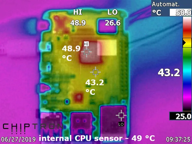 Termosnímek Raspberry Pi 4B po deseti minutách ukazuje teplotu procesoru 48,9 °C