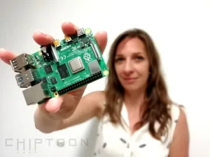 Žena drží jednodeskový počítač Raspberry Pi 4 Model B