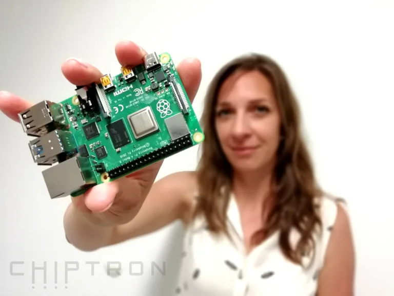 Žena drží jednodeskový počítač Raspberry Pi 4 Model B