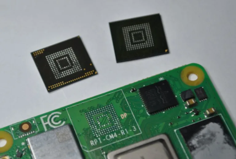 Deska Raspberry Pi Compute Module 4 s dvěma oddělenými paměťovými čipy