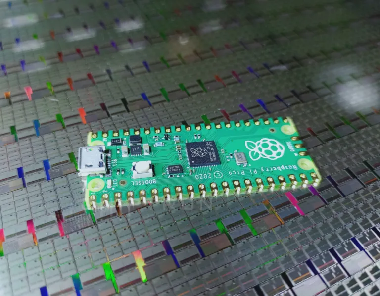 Raspberry Pi Pico na výrobním waferu před oddělením jednotlivých desek