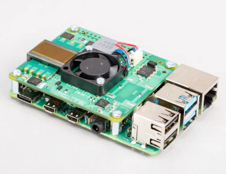 PoE+ HAT s ventilátorem a několika ethernetovými konektory