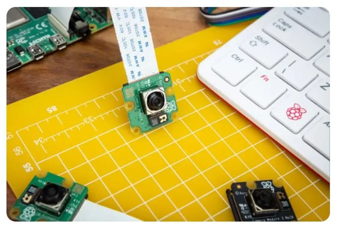 Modul kamery Raspberry Pi Camera Module 3 na žluté řezací podložce
