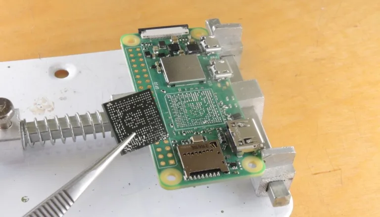 Rozložená deska Raspberry Pi Zero 2 W s odkrytými čipy