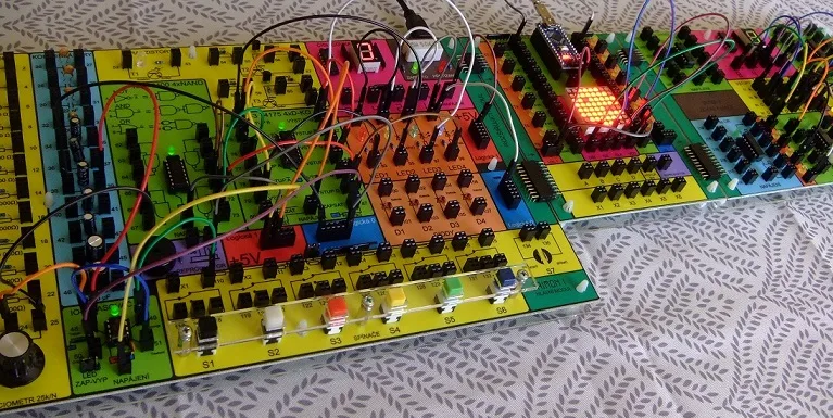 Elektronická výuková stavebnice s barevnými moduly, součástkami a propojovacími vodiči