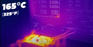 Termokamera ukazuje zahřívání samopájecího plošného spoje na 164,9 °C
