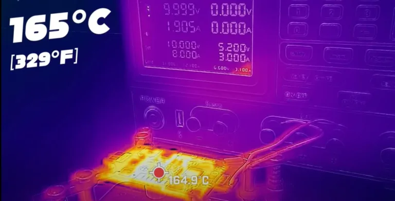 Termokamera ukazuje zahřívání samopájecího plošného spoje na 164,9 °C