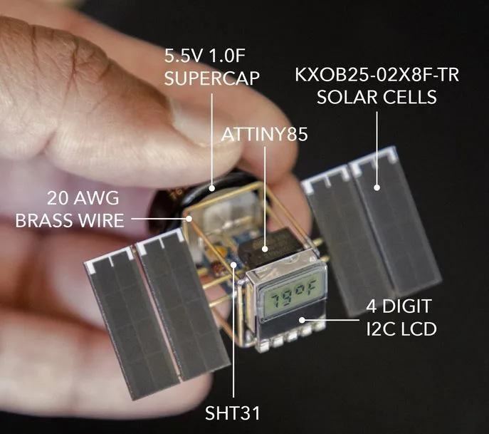 Miniaturní satelit s panely, čidlem SHT31 a čtyřmístným LCD displejem