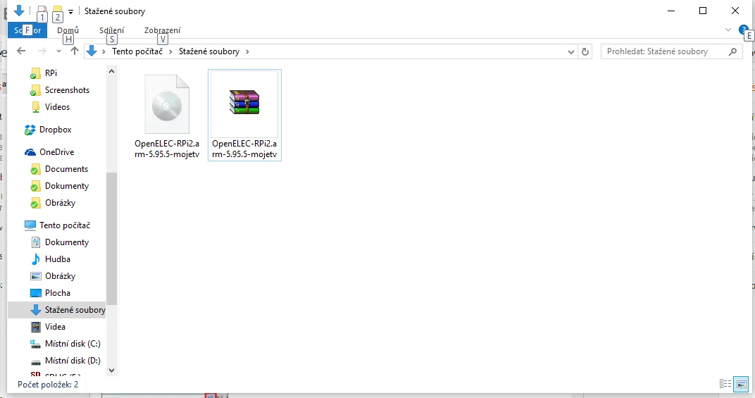 Průzkumník Windows se staženým obrazem Raspbianu a archivem