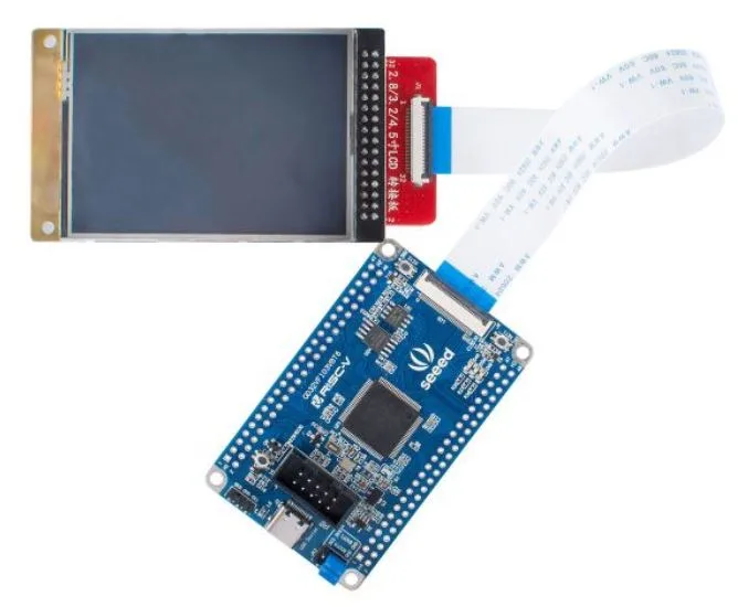 Vývojová deska Seeed Studio s jádrem RISC-V a připojeným 2,8palcovým LCD