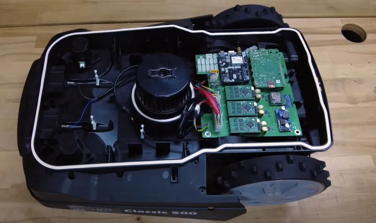 Vnitřek robotické sekačky s Raspberry Pi a připojenými řídicími deskami