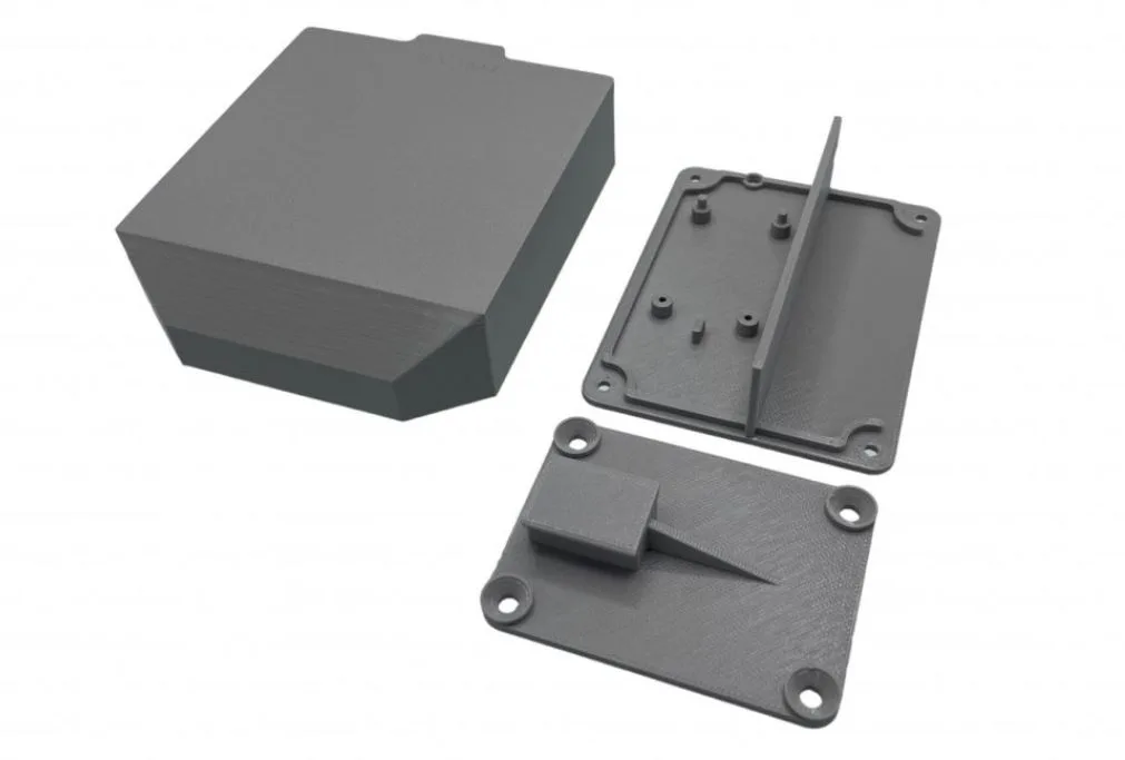 Rozložený 3D model krabičky a ochranného štítu pro senzor SEN5x