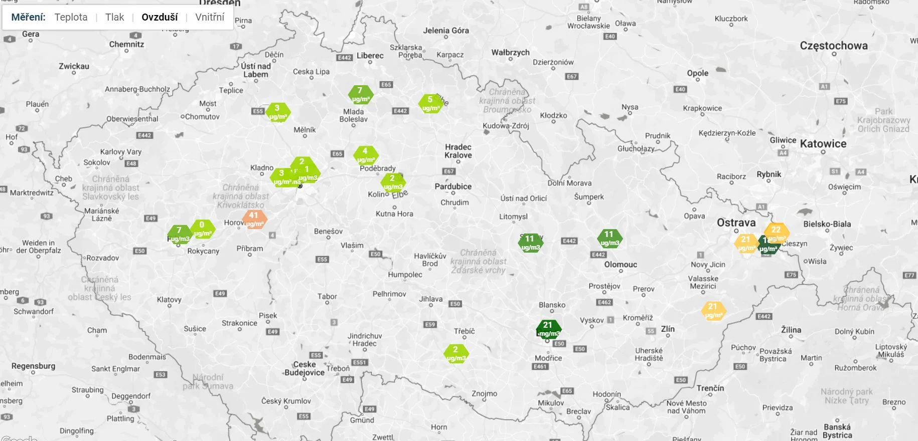 Mapa kvality vzduchu v Česku s barevnými značkami měřicích stanic