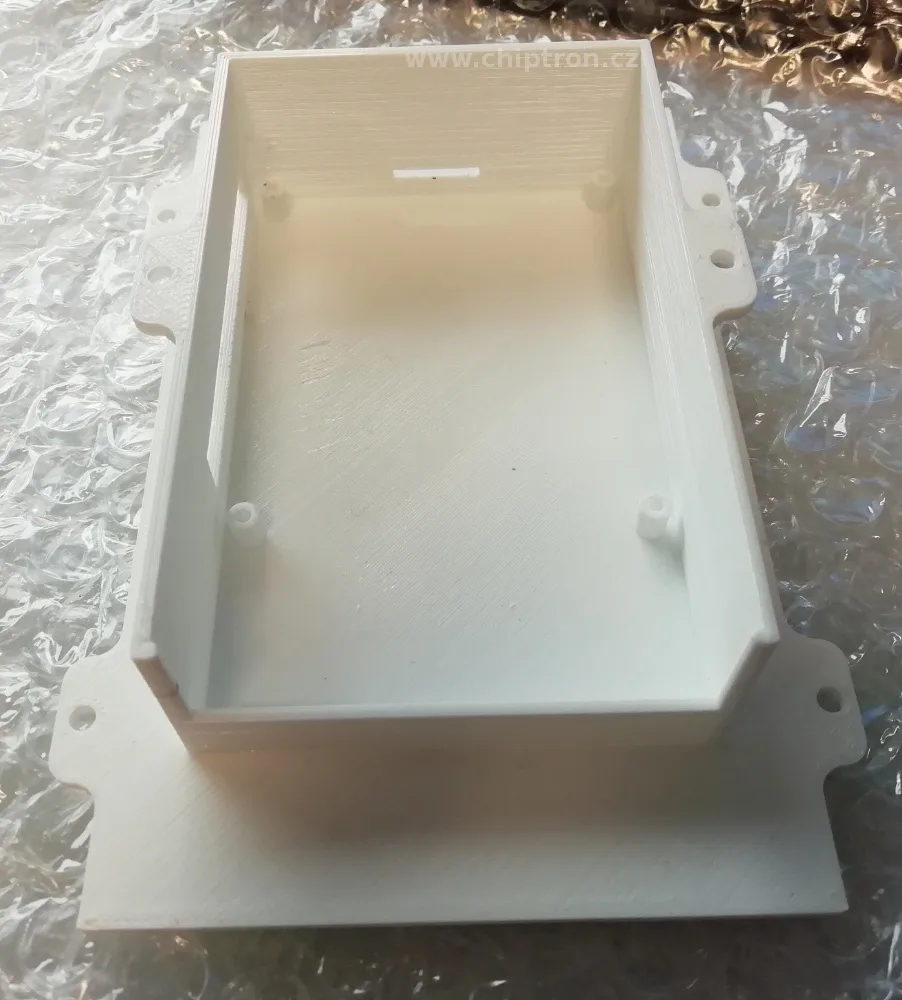 Bílý 3D výtisk otevřené krabičky s montážními otvory