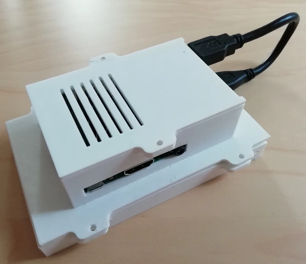Bílá 3D tištěná krabička pro Raspberry Pi s větracími otvory a kabely