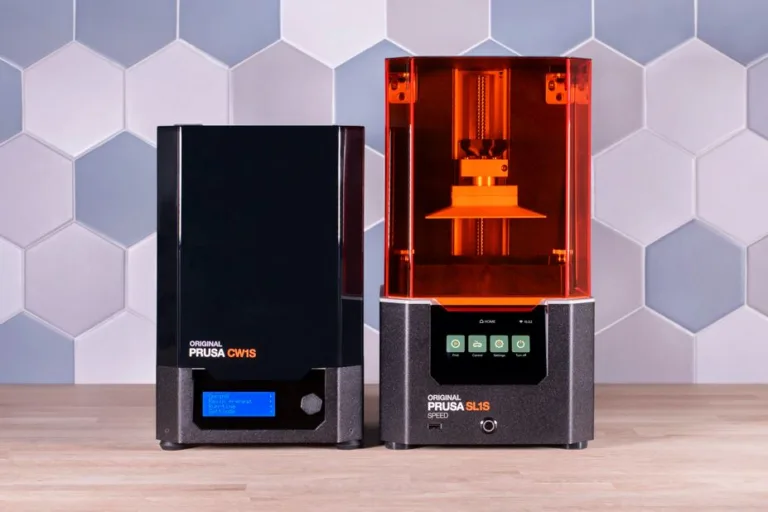 Tiskárna Prusa SL1S SPEED vedle vytvrzovací stanice Prusa CW1S
