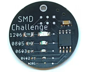 Kulatá deska plošných spojů SMD Challenge s řadami drobných součástek