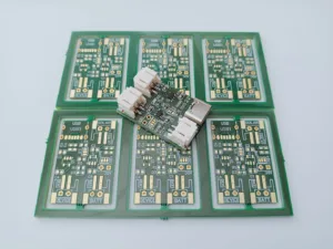 3D náhled desky modulu se vstupy USB a SOLAR a výstupy BATT a DEVICE