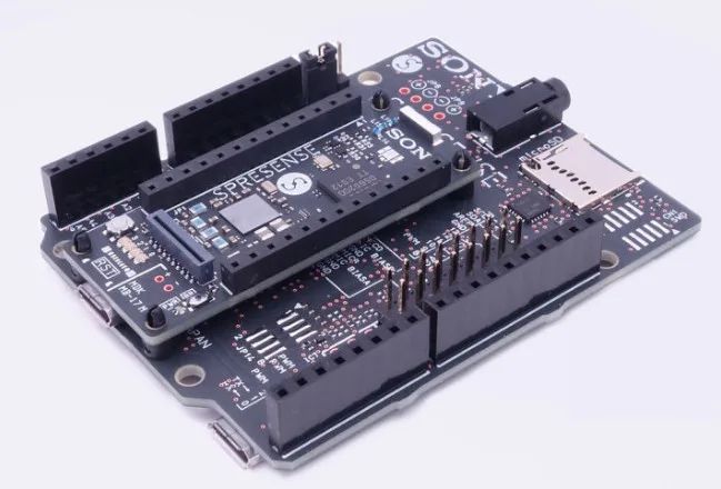 Vývojová deska Sony Spresense s nasazeným Arduino Uno rozšiřujícím adaptérem