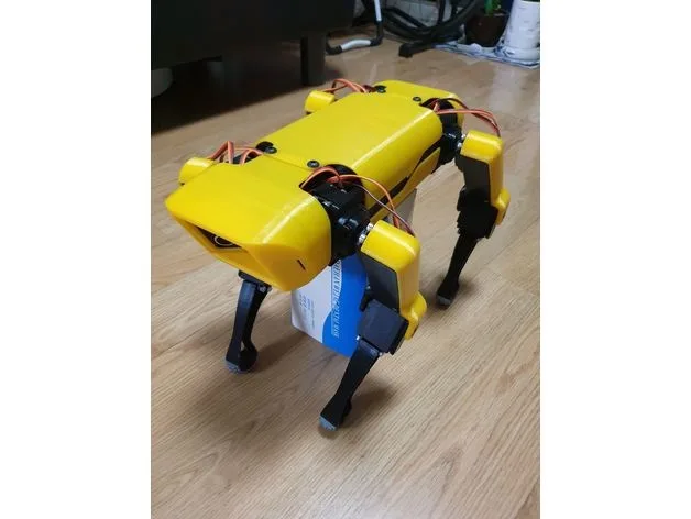 Žlutý čtyřnohý robot Spotmicro s 3D tištěným tělem a servomotory