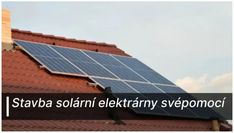 Solární panely na střeše domu s titulkem o stavbě elektrárny svépomocí