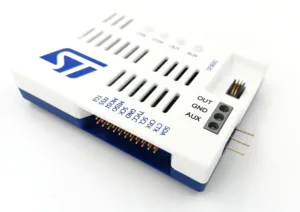 Programátor STLink-V3PWR s konektory a měřicími vývody
