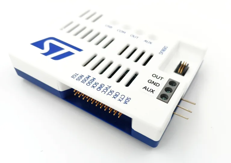 Programátor STLink-V3PWR s konektory a měřicími vývody