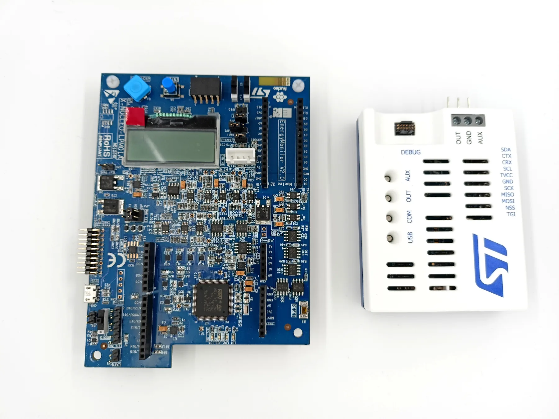 Deska X-NUCLEO-LPM01A vedle programátoru a měřiče STLink-V3PWR