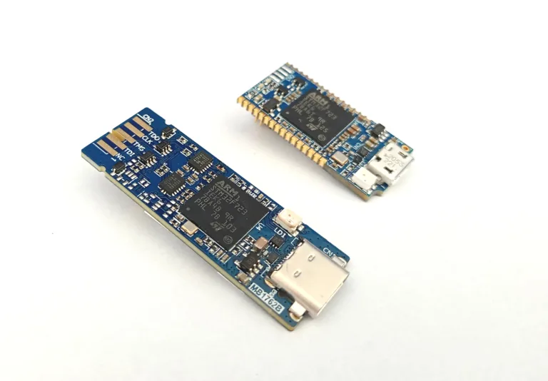 Dvě modré desky programátoru STLINK-V3 MINI s konektorem USB-C