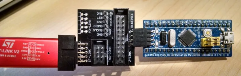 Adaptér propojuje programátor ST-LINK V2 s vývojovou deskou STM32